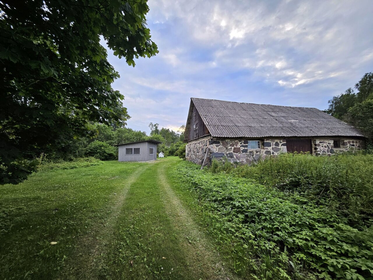 suvekoduks sobiv majapidamine linna lähedal