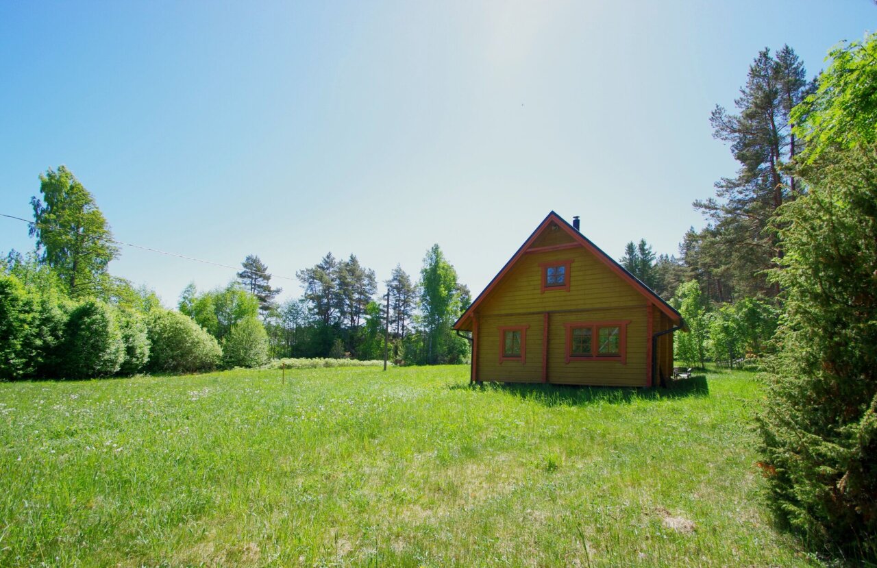 Suvemajaga kinnistu Roosta ranna lähedal