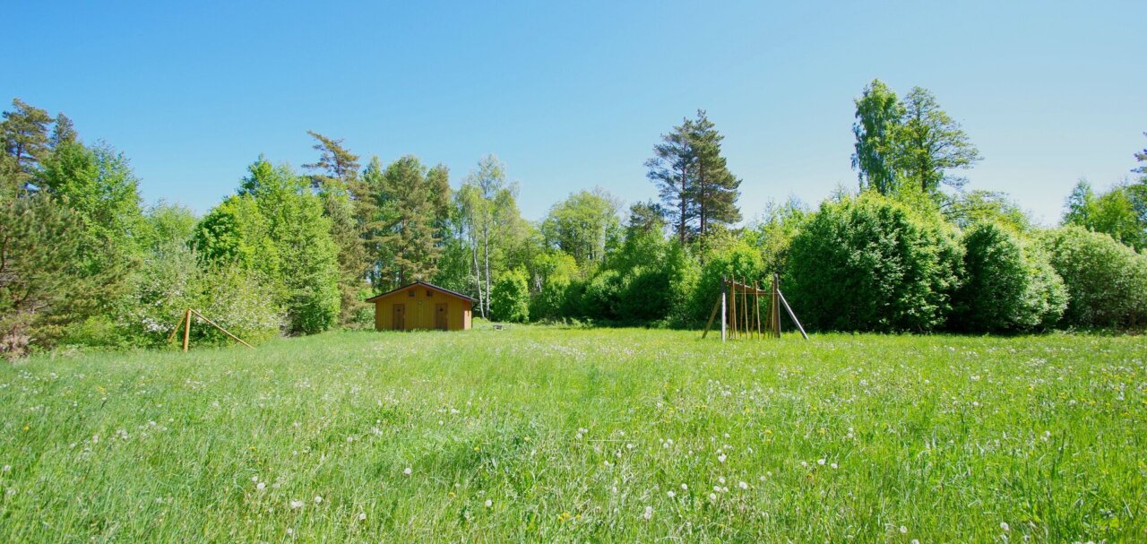 Suvemajaga kinnistu Roosta ranna lähedal