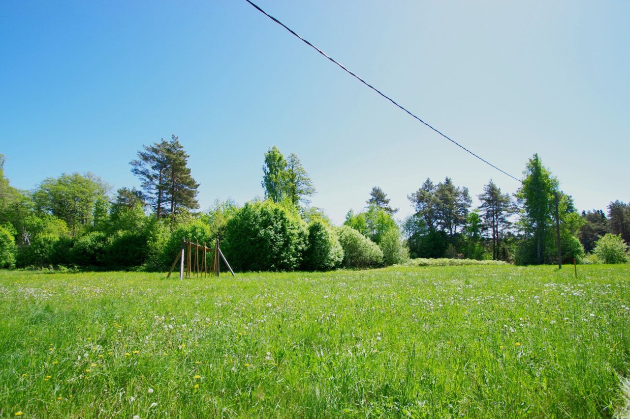 Suvemajaga kinnistu Roosta ranna lähedal