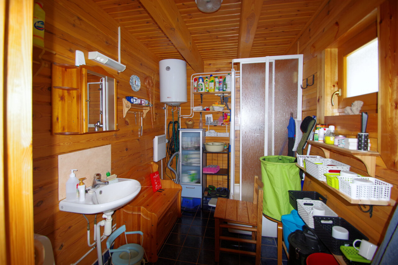 Suvemajaga kinnistu Roosta ranna lähedal